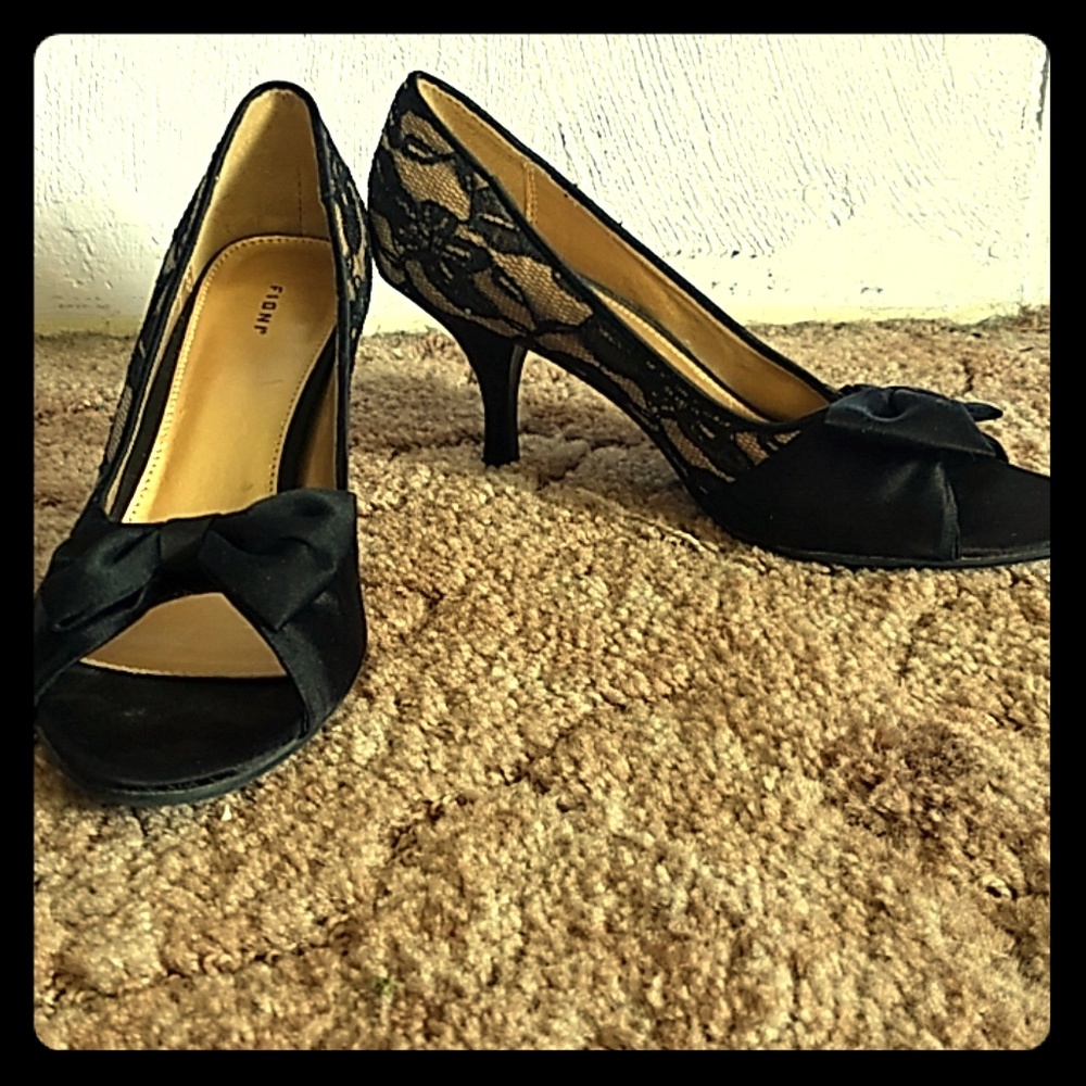 Fioni peep-toe heels